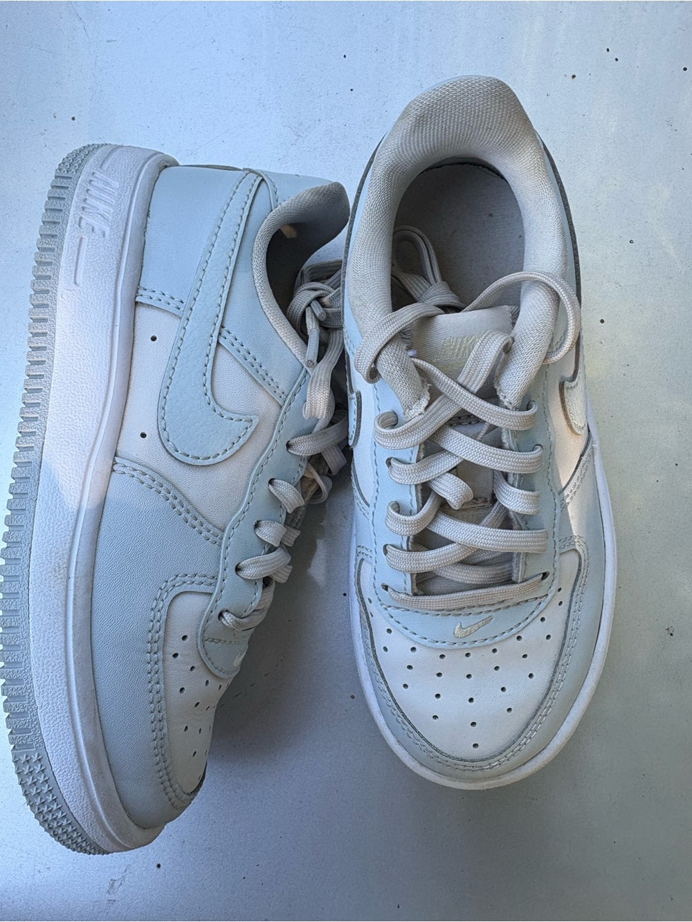 Nike Kids White Low-Top Sneakers - Clean Sporty Design